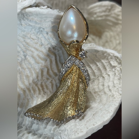 Vintage Elegant Faux Pearl and Gold-tone Brooch Signed C Puccini - Picture 4 of 8